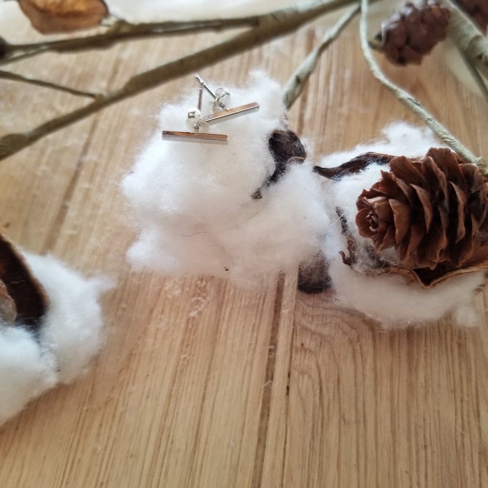 Adorable Dainty SILVER plated Bar earrings - Picture 3 of 8